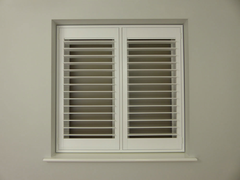 Shutters without a horizontal rail